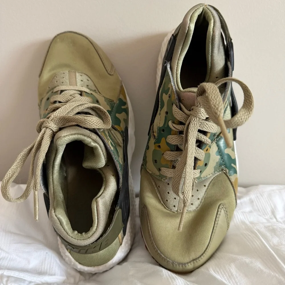 Nike Huarache Camouflage Green Sneakers. Used- Signs Of Wear. Size Y6.5